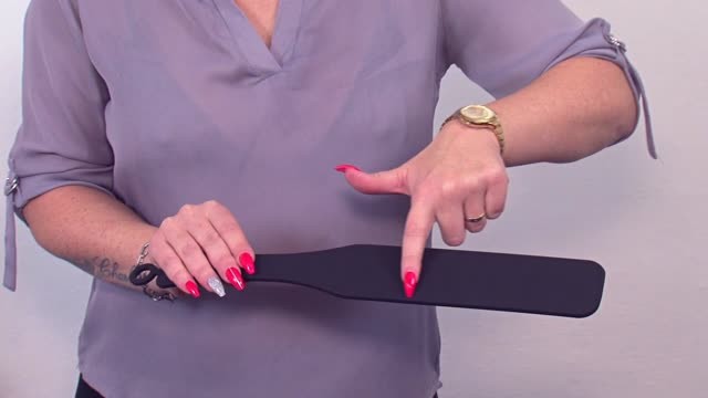 video: Verča předvádí silikonovou plácačku Black Spanker