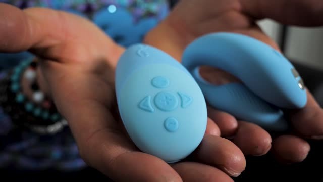 video: Domča předvádí We-Vibe Chorus párový vibrátor