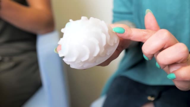 video: Domča s Verčou předvádějí masturbační vajíčka Tenga Egg