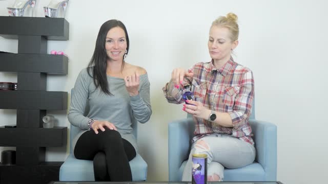 video: Verča a Domča předvádějí Shunga afrodiziakální hřejivý slíbatelný olej – Exotic Fruits (100 ml)